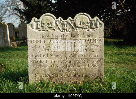 Doppelte Grabstein in Str. Marys Kirchhof, Chilham, Kent, England, UK: Mary Barnes gestorben 1732 im Alter von 61 und ihr Ehemann Robert died1737 im Alter von 64. Stockfoto