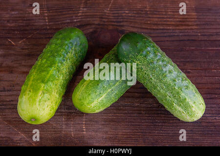 Frisch gepflückt Gurken auf dem hölzernen Hintergrund Stockfoto