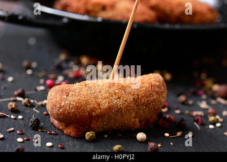 Nahaufnahme von einigen spanischen Hausgemachte Kroketten, diente als Tapas, auf einem Schieferoberfläche Stockfoto