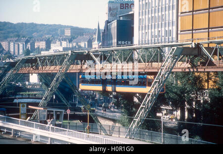 WUPPERTAL die Schwebebahn, die Schwebebahn 1901 in Verkehr seit Stockfoto