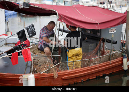 Angelboote/Fischerboote in den Hafen von Cambrils, Costa Daurada, Tarragona, Katalonien, Spanien Stockfoto