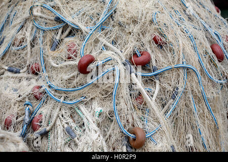 Fischernetze am Hafen von Cambrils, Costa Daurada, Tarragona, Katalonien, Spanien Stockfoto