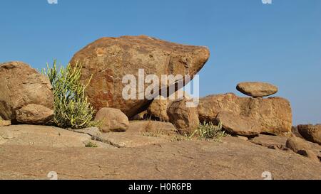 Granitblock in Hampi beliebt zum Klettern. Stockfoto
