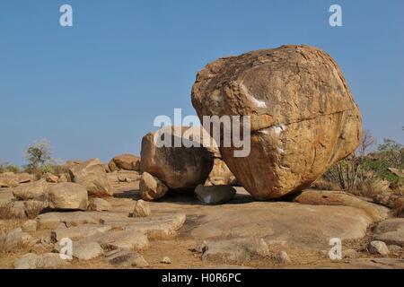 Großer Granitblock in Hampi, Indien. Beliebten Rock zum Bouldern. Stockfoto