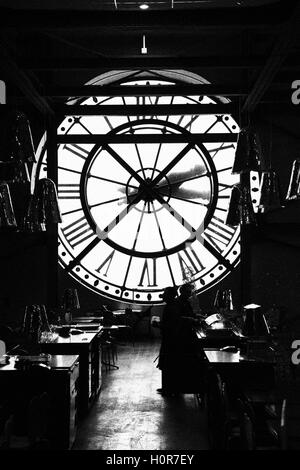 Uhr des Musee d ' Orsay Stockfoto