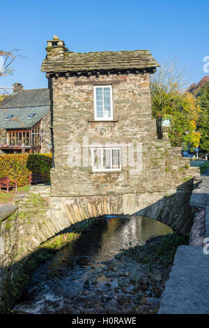 Das Bridge House in Ambleside im Lake District, Cumbria, England. Stockfoto