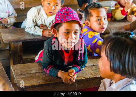 Junge sitzt am Schreibtisch, Schüler in der Schule, Shan Staat, Myanmar Stockfoto