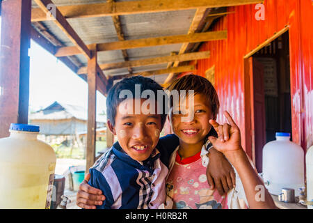 Schule Kinder in der Schule, für die Kamera posieren, Shan Staat, Myanmar Stockfoto