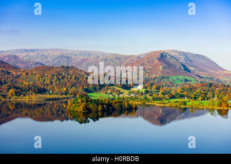 Grasmere See mit Helm Crag und Sitz Sandale hinaus. Lake District National Park. Cumbria. England. Stockfoto