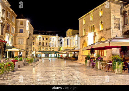 Alten Platz in Nachtansicht Split, Dalmatien, Kroatien Stockfoto