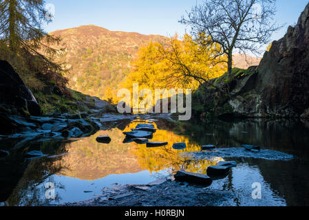 Der Eingang zu einem verlassenen Steinbruch Höhle auf Loughrigg fiel mit Blick auf Rydal fiel in der Lake District National Park. Cumbria. England. Stockfoto