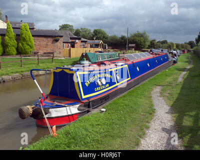 British Waterways 1937 Nrrow Boot vertäut an Whartons Schleuse gegenüber Shady Oak Pub, Bates Mill Lane, Tarpoley, Cheshire, UK Stockfoto