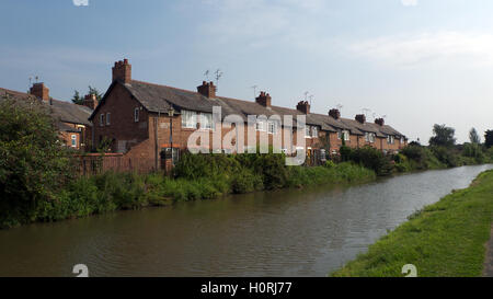 Tollemache-Terrasse auf dem Land neben Chester Kanal/Shropshire Union Canal, nr Hoole Lane Lock, Boughton, Chester, Cheshire UK. Stockfoto