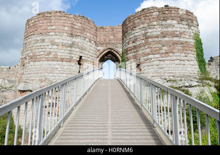 Der Gehweg betreten den höchsten Abschnitt Burg Ruinen Beeston Castle in Cheshire Stockfoto