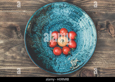 Perfekte kleine Kirschtomaten auf Holz- Hintergrund Stockfoto