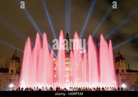 BARCELONA - 19 SEPTEMBER: Nachtansicht des magischen Brunnens Lichtshow in Barcelona, Katalonien, Spanien. Stockfoto