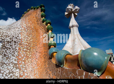 BARCELONA - 20. SEPTEMBER: Auf dem Dach des Hauses Casa Batllo von Antoni Gaudi entworfen. Keramische Fliesen, mit Turm und Birne. Stockfoto