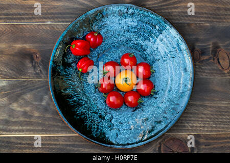 Perfekte kleine Kirschtomaten auf Holz- Hintergrund Stockfoto