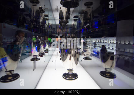 BARCELONA - 22. September 2014: UEFA Champions League Cup im Museum. UEFA-Cup - Trophäe, die jährlich von der UEFA. Stockfoto