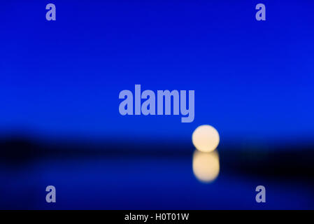 Mondaufgang über See Stockfoto