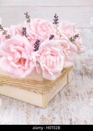 Blass rosa Rosen und Lavendel Bouquet in der Holzkiste mit Jute Seil gebunden Stockfoto