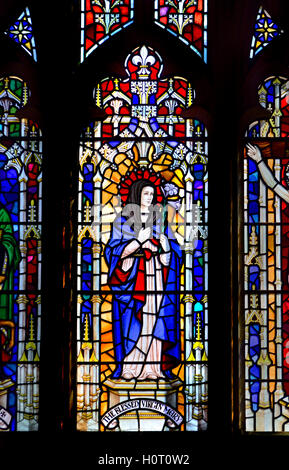 London, England, Vereinigtes Königreich. St Giles Predigten Kirche, Vorderstraße (Barbican). Glasmalerei-Fenster: Maria Stockfoto