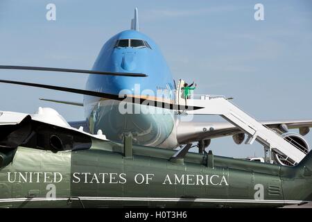 US-Präsident Barack Obama und First Lady Michelle Obama-Welle als sie Air Force One Am Bismarck Municipal Airport 13. Juni 2014 in Bismarck, North Dakota an Bord. Stockfoto