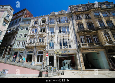 Einkaufsmeile mit historischen Häusern im Zentrum von Coimbra, Centro Region, Portugal. Stockfoto
