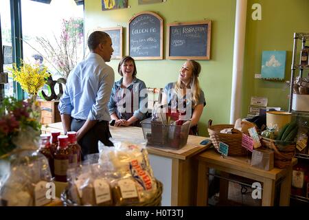 US-Präsident Barack Obama plaudert mit Mitarbeitern an goldene Figur Fine Foods, ein Gourmet-Shop 26. Juni 2014 in St. Paul, Minnesota. Stockfoto