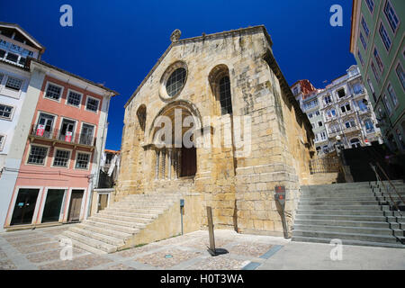 Mittelalterliche Kirche von Santiago in Coimbra, Centro Region, Portugal. Stockfoto