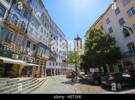 Praca do Commercio und St Bartolommeo Church im Zentrum von Coimbra, Centro Region, Portugal. Stockfoto