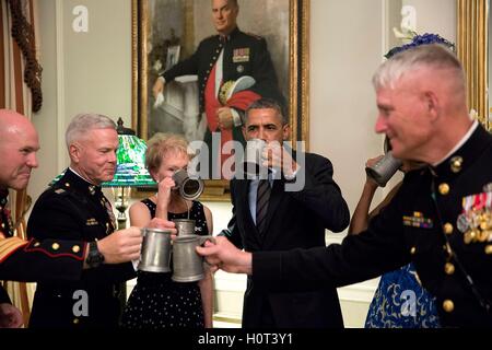 US-Präsident Barack Obama tritt Marinekorps Soldaten für einen festlichen Toast im Haus des Kommandanten an die Marine Barracks Washington 27. Juni 2014 in Washington, DC. Stockfoto
