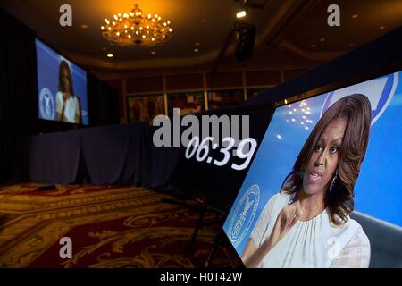 TV-Monitore zeigen First Lady Michelle Obama, wie sie in einem Gespräch während des weißen Hauses-Gipfels am arbeiten Familien am Omni Shoreham Hotel Juni 23, 2014 in Washington, DC teilnimmt. Stockfoto