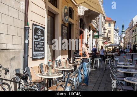 Michalska Straße und St. Michaels Tor und Turm in der Altstadt, Bratislava, Slowakei Stockfoto