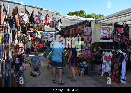 Der Donnerstagsmarkt im Sommer.  Stände, kopieren Sie Designer-Kleidung, Hüte und Taschen. Javea, Spanien Stockfoto