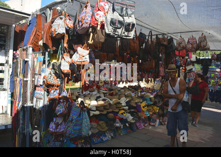 Der Donnerstagsmarkt im Sommer.  Standinhaber durch den Verkauf von Stall Hüte und Taschen. Javea, Spanien Stockfoto