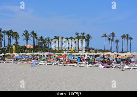 Menschenmassen auf der Arenal im Sommer in der Resort Javea an der Costa Blanca, Spanien. Stockfoto