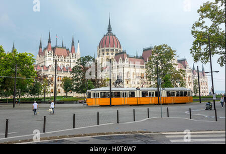 BUDAPEST, 17.September: Gelbe Straßenbahn in Budapest, Ungarn am 17. September 2016 in Budapest, Ungarn. Gelben Straßenbahn in Budapest goe Stockfoto