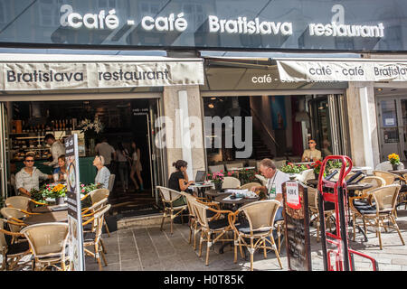 Bratislava Touristen im Cafe Cafe Restaurant, Rybarska brana Straße, Altstadt von Bratislava, Slowakei, Europa Stockfoto