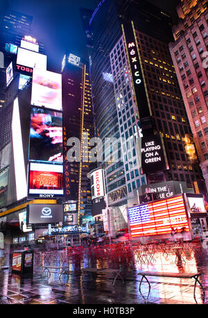 NEW YORK CITY-Juli 09: Times Square, gekennzeichnet mit Theatern am Broadway und animierte LED Schilder, ist ein Symbol von New York City Stockfoto