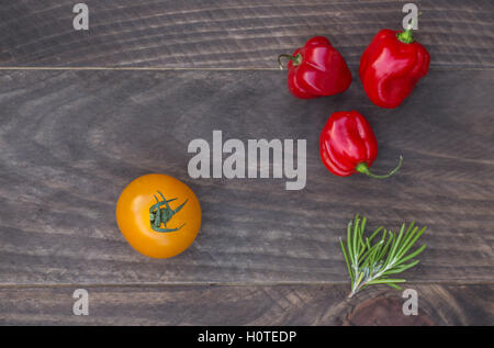 Perfekte kleine Kirschtomaten auf Holz- Hintergrund Stockfoto