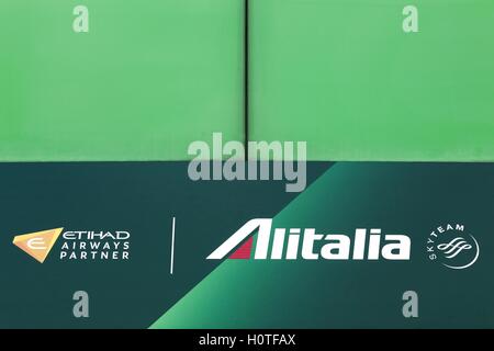 Alitalia-Logo an der Wand. Alitalia ist die nationale Fluggesellschaft Italiens. Das Unternehmen hat seinen Sitz in Fiumicino, Rom, Italien Stockfoto