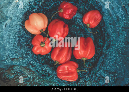 Perfekte kleine Kirschtomaten auf Holz- Hintergrund Stockfoto