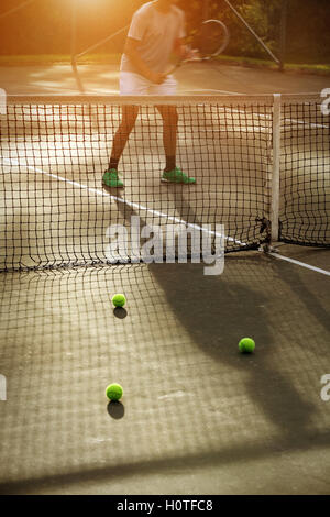 junger Mann Tennis spielen im freien Stockfoto
