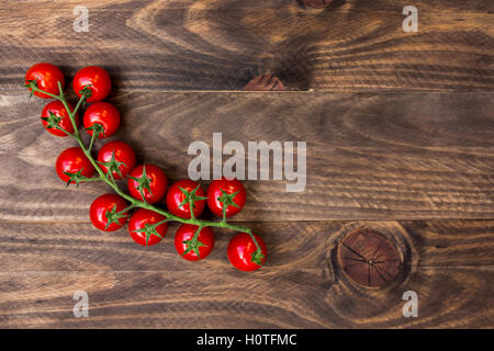 Perfekte kleine Kirschtomaten auf Holz- Hintergrund Stockfoto