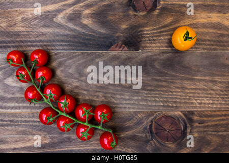 Perfekte kleine Kirschtomaten auf Holz- Hintergrund Stockfoto