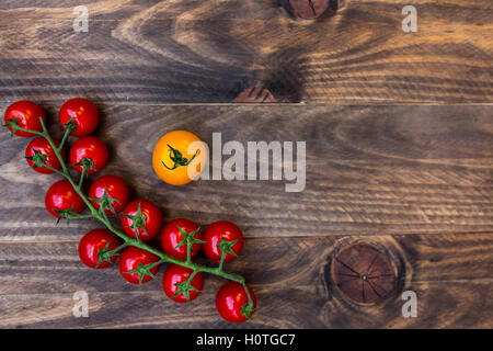 Perfekte kleine Kirschtomaten auf Holz- Hintergrund Stockfoto