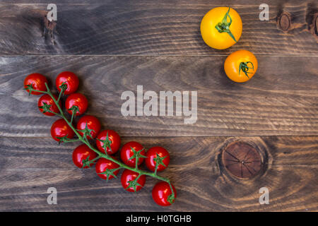 Perfekte kleine Kirschtomaten auf Holz- Hintergrund Stockfoto