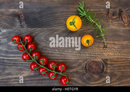 Perfekte kleine Kirschtomaten auf Holz- Hintergrund Stockfoto