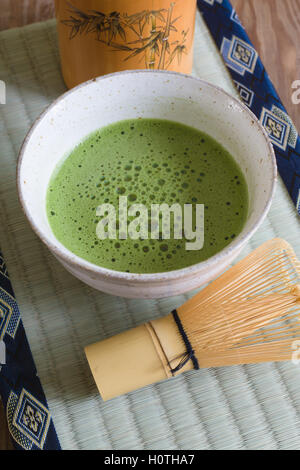 Japanische Matcha-Grüntee in einem Chawan oder traditionelle Keramikschale mit einer Tatami Matten Hintergrund Stockfoto